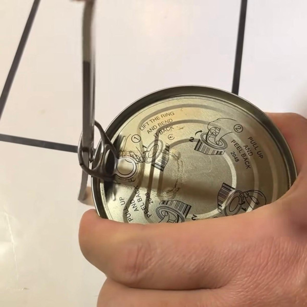 罐頭拉環實到爆？Threads網民教用「1隻匙羹」借力3秒撬開 網民：舒服過用手拉