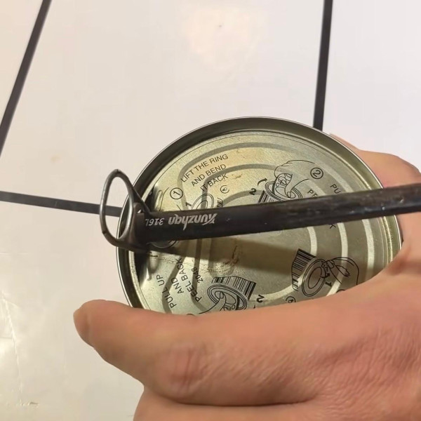 罐頭拉環實到爆？Threads網民教用「1隻匙羹」借力3秒撬開 網民：舒服過用手拉