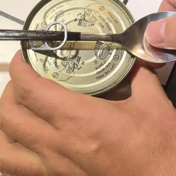 罐頭拉環實到爆？Threads網民教用「1隻匙羹」借力3秒撬開 網民：舒服過用手拉