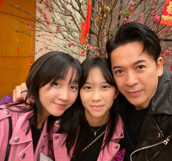 郭政鴻與兩女兒合照（圖片來源：微博@郭政鴻）