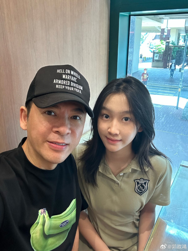 郭政鴻與兩女兒合照（圖片來源：微博@郭政鴻）