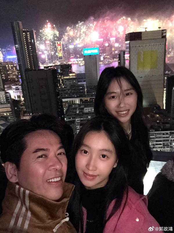 郭政鴻與兩女兒合照（圖片來源：微博@郭政鴻）