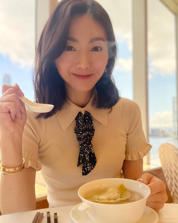 前新聞主播周嘉儀百萬愛馬仕手袋櫃極震撼 半山豪宅內貌曝光！落地窗睇無敵海景