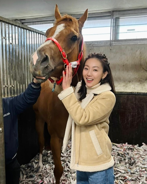 前新聞主播周嘉儀百萬愛馬仕手袋櫃極震撼 半山豪宅內貌曝光！落地窗睇無敵海景