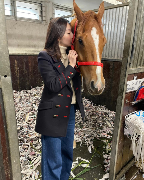 前新聞主播周嘉儀百萬愛馬仕手袋櫃極震撼 半山豪宅內貌曝光！落地窗睇無敵海景