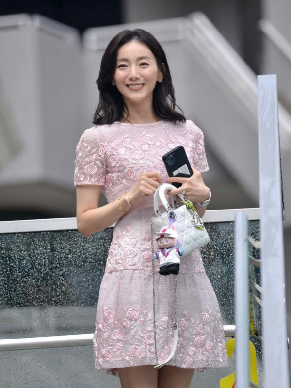 前新聞主播周嘉儀百萬愛馬仕手袋櫃極震撼 半山豪宅內貌曝光！落地窗睇無敵海景