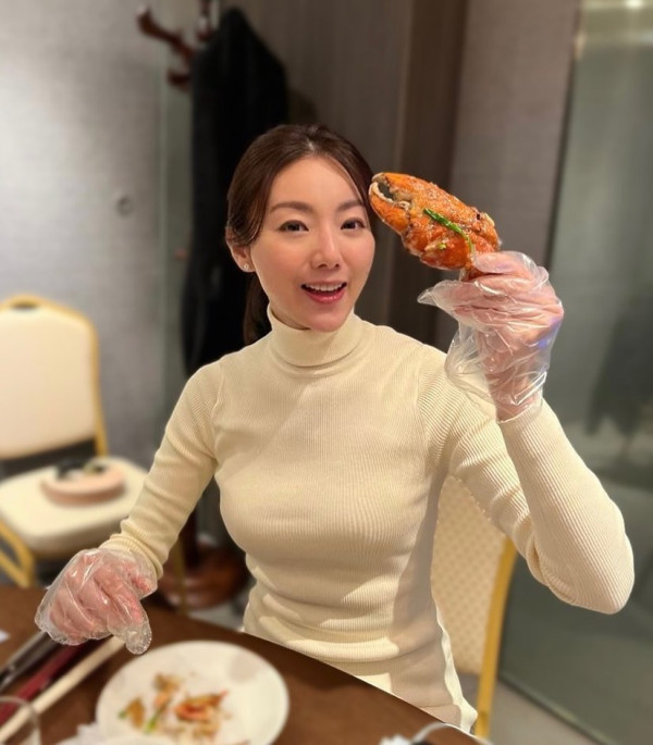 前新聞主播周嘉儀百萬愛馬仕手袋櫃極震撼 半山豪宅內貌曝光！落地窗睇無敵海景