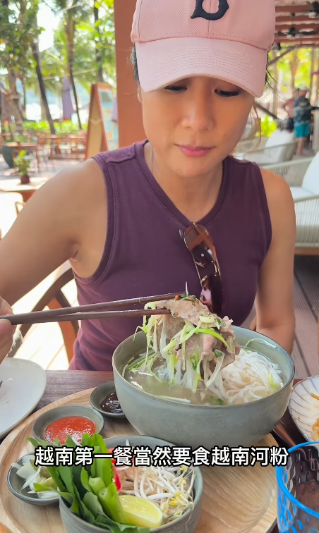 前港姐冠軍一家使2萬遊富國島！兩女之母比堅尼大解放曬零贅肉身材 