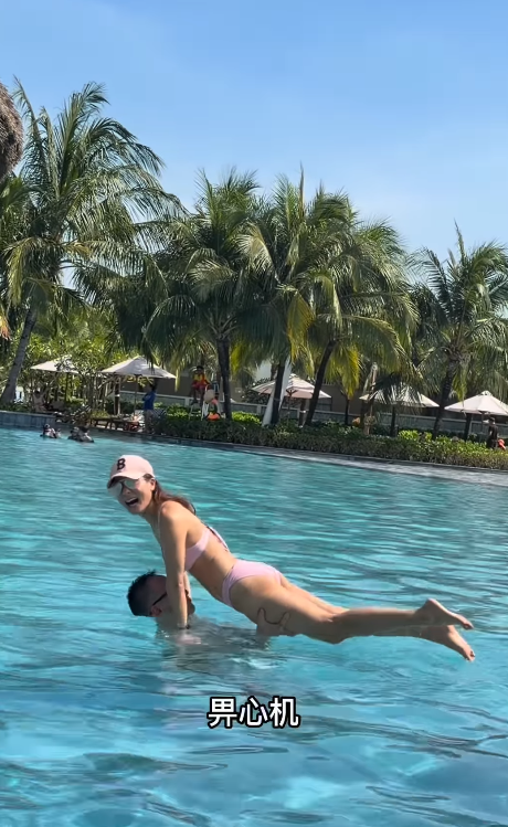 前港姐冠軍一家使2萬遊富國島！兩女之母比堅尼大解放曬零贅肉身材 