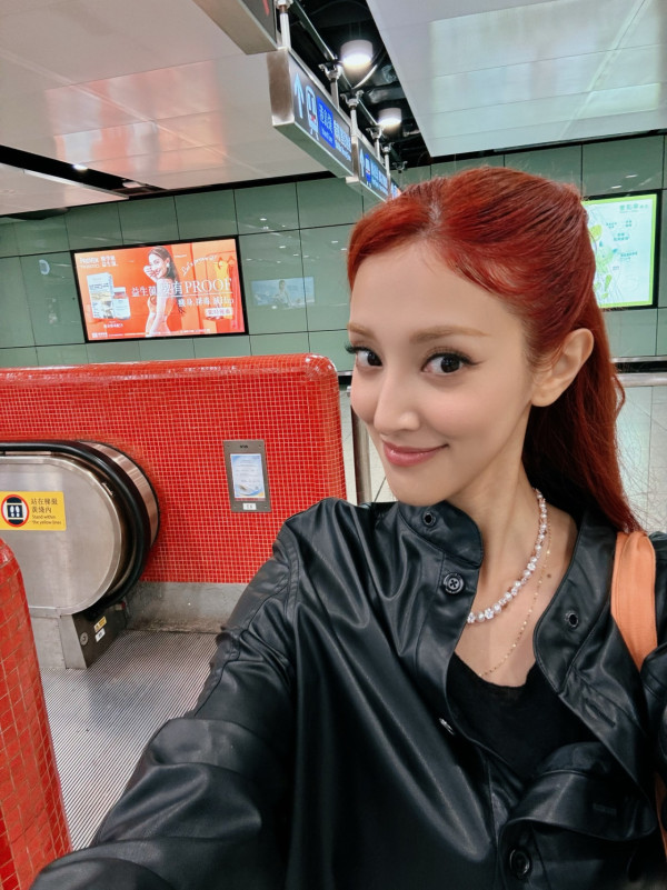 陳凱琳罕有做婚禮司儀太性感搶鏡過新娘 彎腰俯身驚見4吋深長事業線驚艷全場