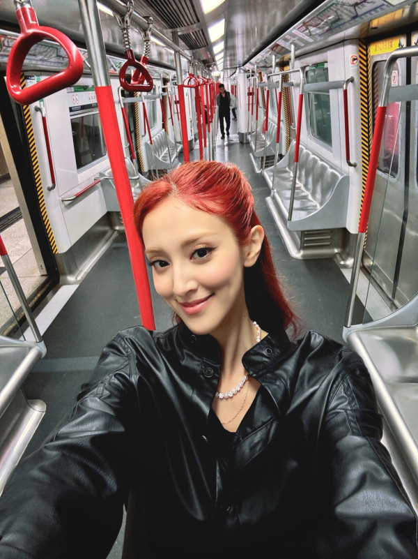 陳凱琳罕有做婚禮司儀太性感搶鏡過新娘 彎腰俯身驚見4吋深長事業線驚艷全場