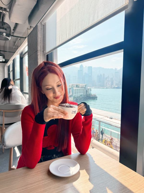 陳凱琳罕有做婚禮司儀太性感搶鏡過新娘 彎腰俯身驚見4吋深長事業線驚艷全場