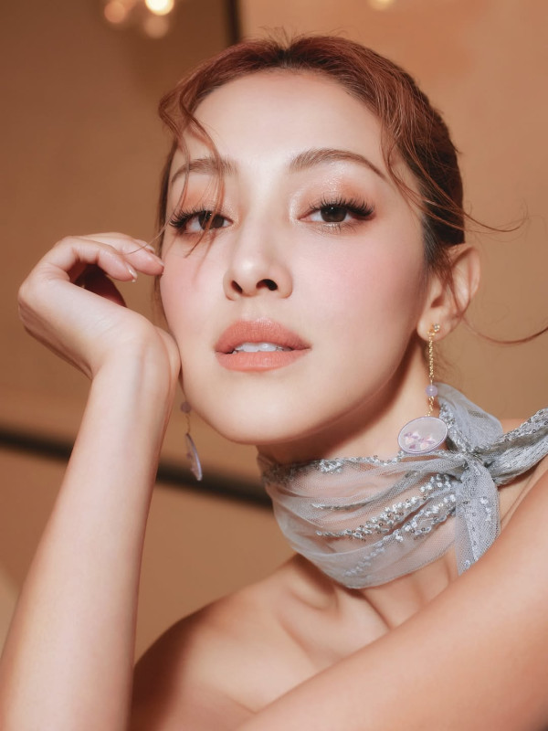 陳凱琳罕有做婚禮司儀太性感搶鏡過新娘 彎腰俯身驚見4吋深長事業線驚艷全場