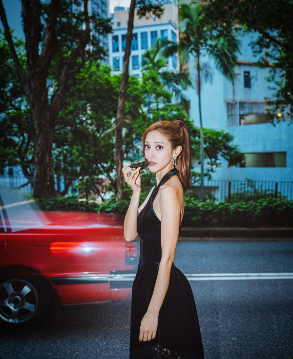 陳凱琳罕有做婚禮司儀太性感搶鏡過新娘 彎腰俯身驚見4吋深長事業線驚艷全場