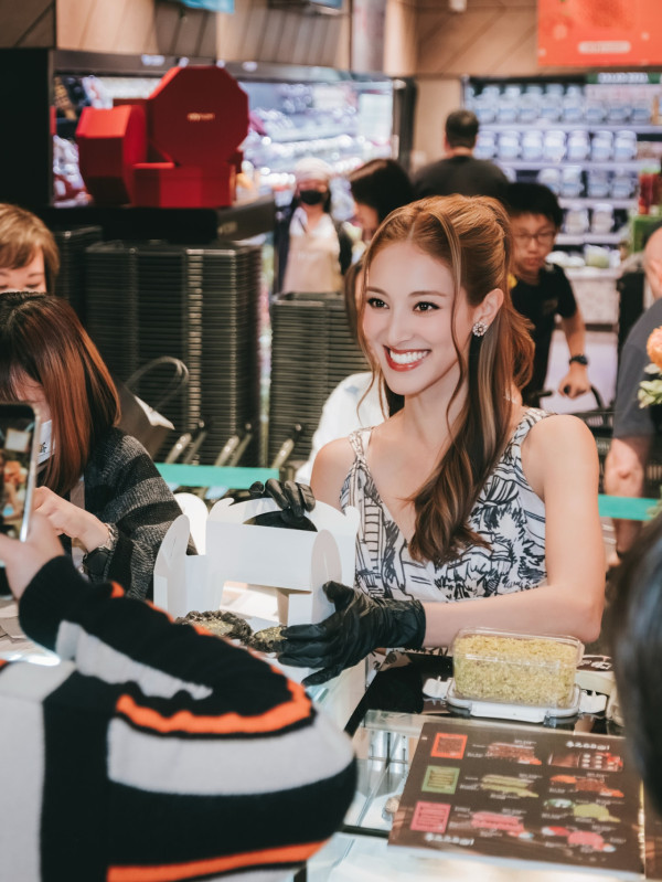 陳凱琳罕有做婚禮司儀太性感搶鏡過新娘 彎腰俯身驚見4吋深長事業線驚艷全場