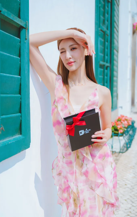 陳凱琳罕有做婚禮司儀太性感搶鏡過新娘 彎腰俯身驚見4吋深長事業線驚艷全場