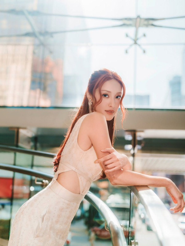 陳凱琳罕有做婚禮司儀太性感搶鏡過新娘 彎腰俯身驚見4吋深長事業線驚艷全場