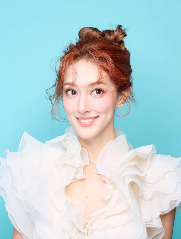 陳凱琳罕有做婚禮司儀太性感搶鏡過新娘 彎腰俯身驚見4吋深長事業線驚艷全場