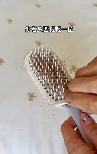 梳子卡滿頭髮難清理？3COINS $30「懶人髮刷」爆紅　實測：積滿髮垢一秒撕走