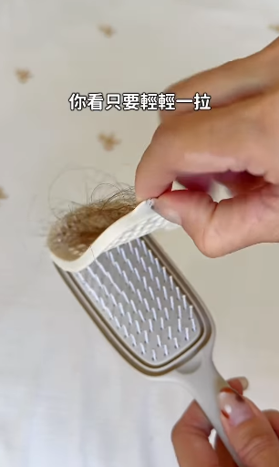 梳子卡滿頭髮難清理？3COINS $30「懶人髮刷」爆紅　實測：積滿髮垢一秒撕走