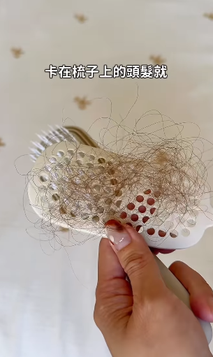 梳子卡滿頭髮難清理？3COINS $30「懶人髮刷」爆紅　實測：積滿髮垢一秒撕走