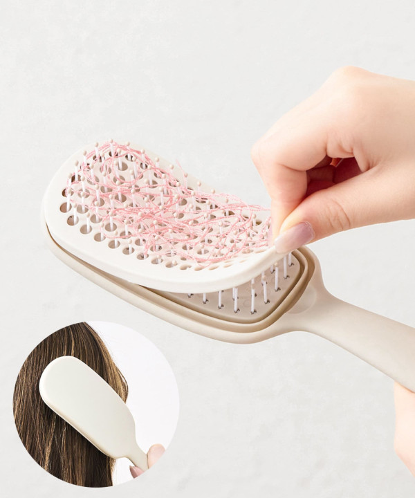 梳子卡滿頭髮難清理？3COINS $30「懶人髮刷」爆紅　實測：積滿髮垢一秒撕走
