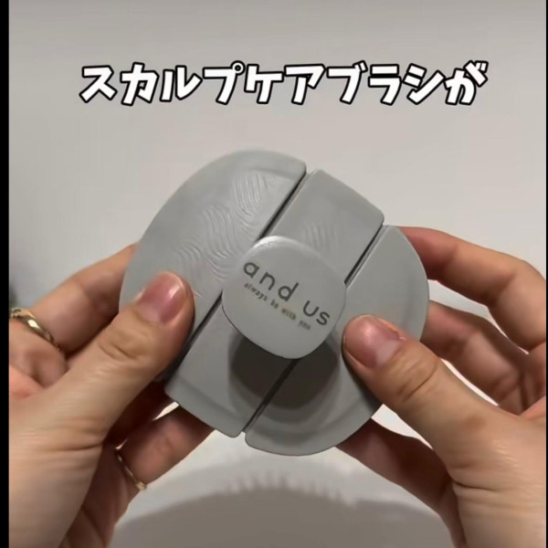 梳子卡滿頭髮難清理？3COINS $30「懶人髮刷」爆紅　實測：積滿髮垢一秒撕走