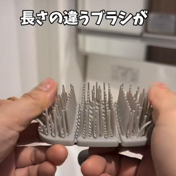 梳子卡滿頭髮難清理？3COINS $30「懶人髮刷」爆紅　實測：積滿髮垢一秒撕走