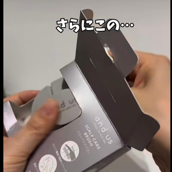 梳子卡滿頭髮難清理？3COINS $30「懶人髮刷」爆紅　實測：積滿髮垢一秒撕走