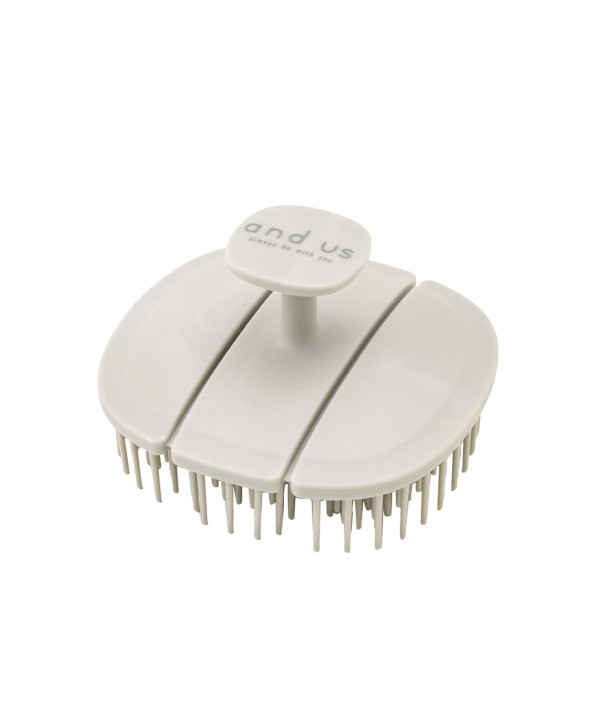 梳子卡滿頭髮難清理？3COINS $30「懶人髮刷」爆紅　實測：積滿髮垢一秒撕走