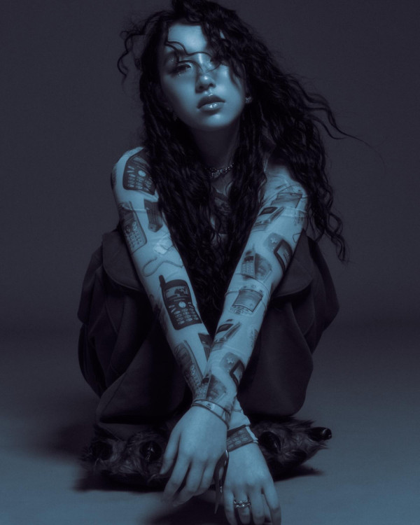 炎明熹一改黑長直髮挑戰全新形象！風格180度轉變前衛大膽驚艷網民