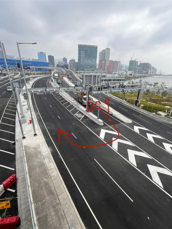 中九龍繞道通車亂象頻生 的士U-Turn 逆線亂行險撞重型車 網民：直頭係瘋狂駕駛