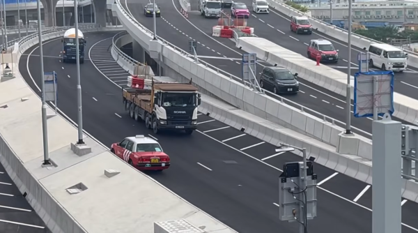 中九龍繞道通車亂象頻生 的士U-Turn 逆線亂行險撞重型車 網民：直頭係瘋狂駕駛