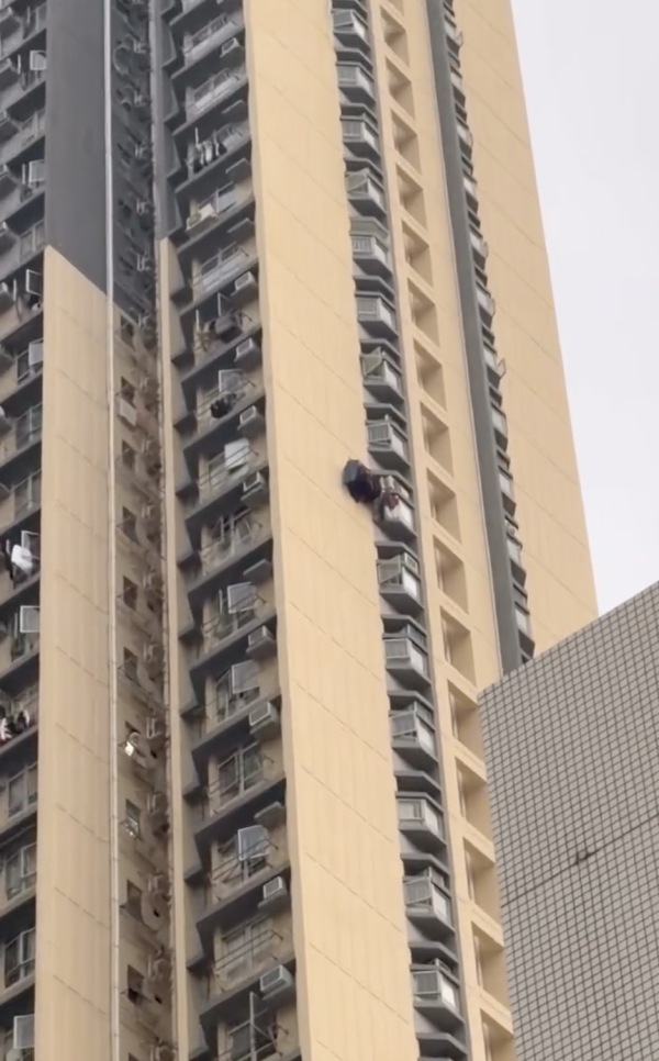 公屋奇景｜高層戶「打橫貼牆」裝晾衫架！網民嚇窒：蜘蛛俠？房署指引揭隨時扣分