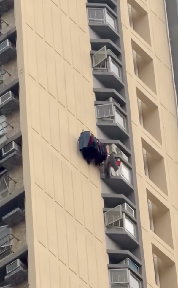 公屋奇景｜高層戶「打橫貼牆」裝晾衫架！網民嚇窒：蜘蛛俠？房署指引揭隨時扣分