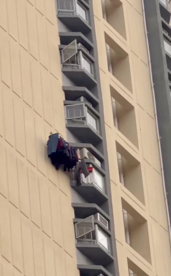 公屋奇景｜高層戶「打橫貼牆」裝晾衫架！網民嚇窒：蜘蛛俠？房署指引揭隨時扣分