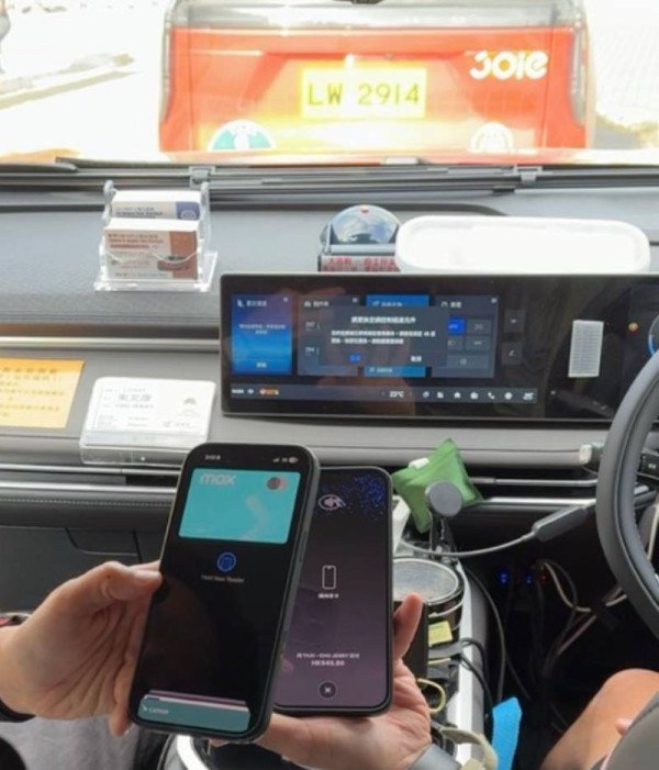 【直擊】iPhone 拍易收香港落地 1010 助企業 15 分鐘開通 商戶：「拎部電話即收錢」