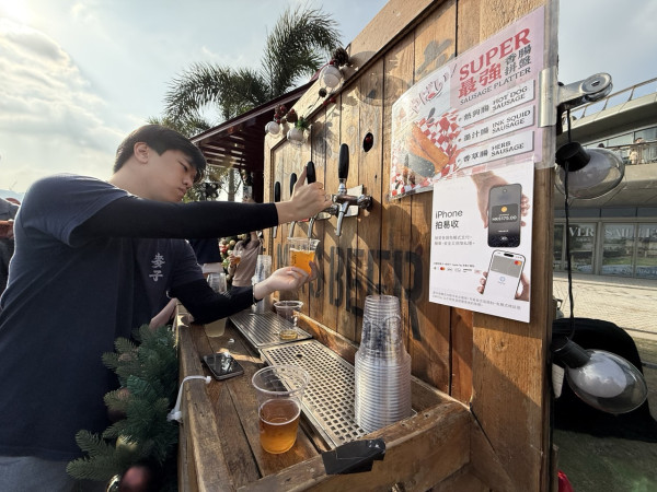 西九聖誕市集實試 iPhone 新玩法！秒變「信用卡機」年宵擺檔/IG小店都啱