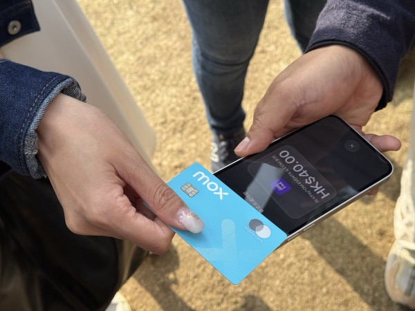 西九聖誕市集實試 iPhone 新玩法！秒變「信用卡機」年宵擺檔/IG小店都啱