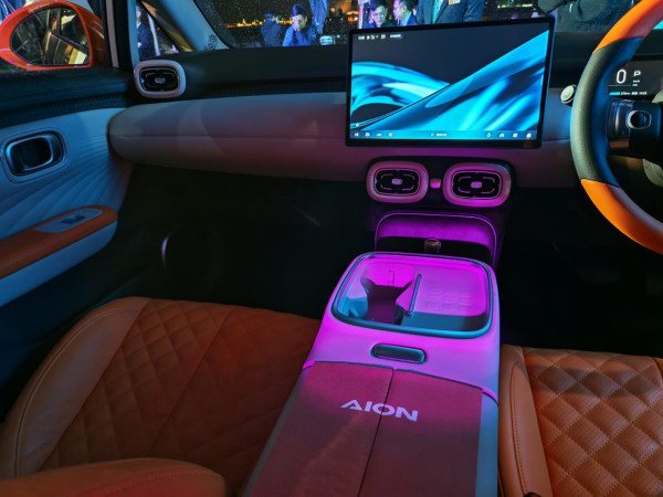 細車仔變身「1.8 米大床」？$14.2 萬起 AION UT 正式抵港！續航 500km + 無線 CarPlay 超抵玩