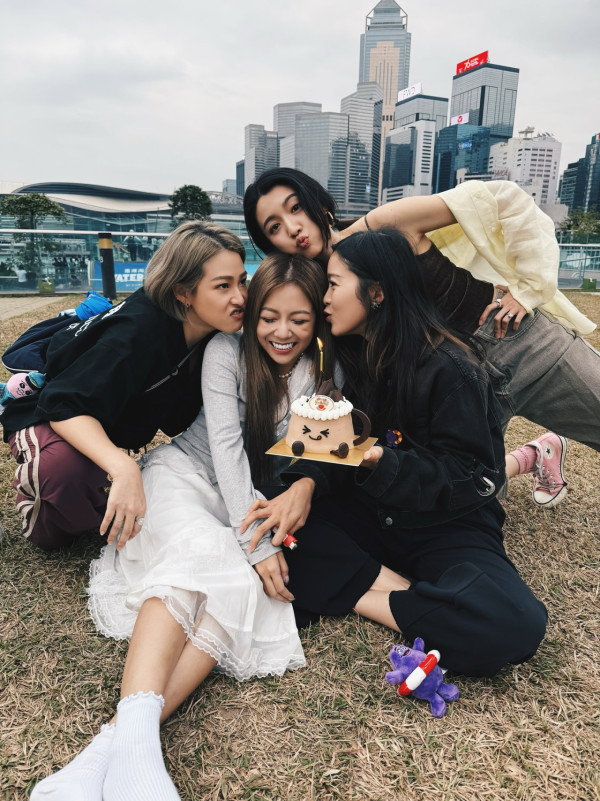 蔡思貝陳瀅閨蜜團「六缺一」難得合體 唯獨欠一位好姊妹惹猜測：好可惜…