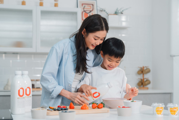 卡士乳酪推出全新產品「芒芒椰椰」 岑麗香攜大仔Jacob首次母子檔上陣拍攝支持