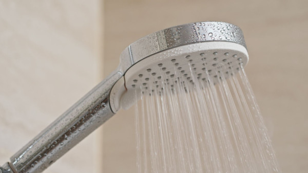 冬天沖熱水涼傷皮膚？醫生警告：超過15分鐘恐誘發皮膚炎　附3招急救止痕