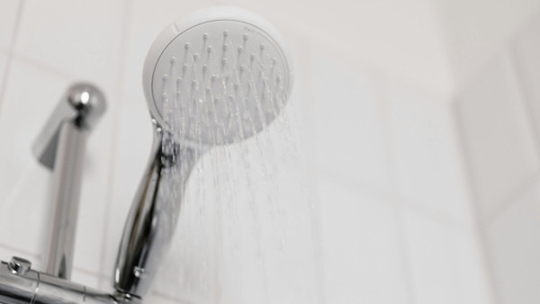 冬天沖熱水涼傷皮膚？醫生警告：超過15分鐘恐誘發皮膚炎　附3招急救止痕