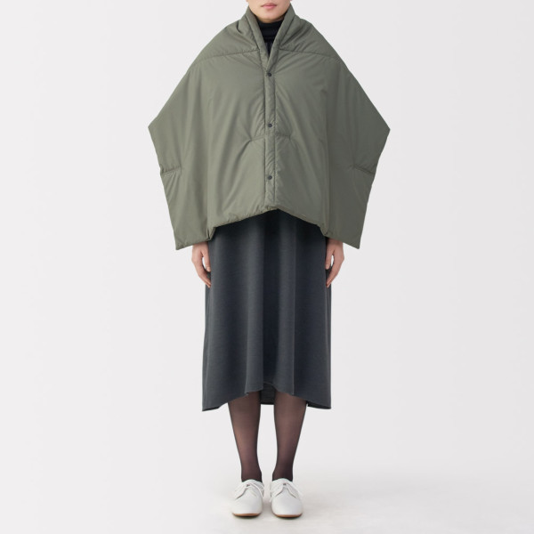 旅行好貨唔出口？日本MUJI獨家披肩防水發熱秒變枕頭 網民期待香港幾時有？ 