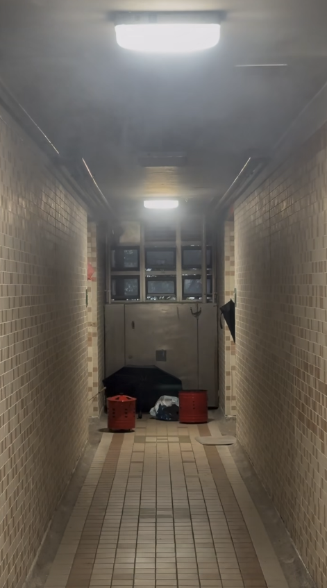 公屋走廊變化寶位？天花被熏黑 煙霧似火燭仍照燒？房委會提醒：有機會收回單位