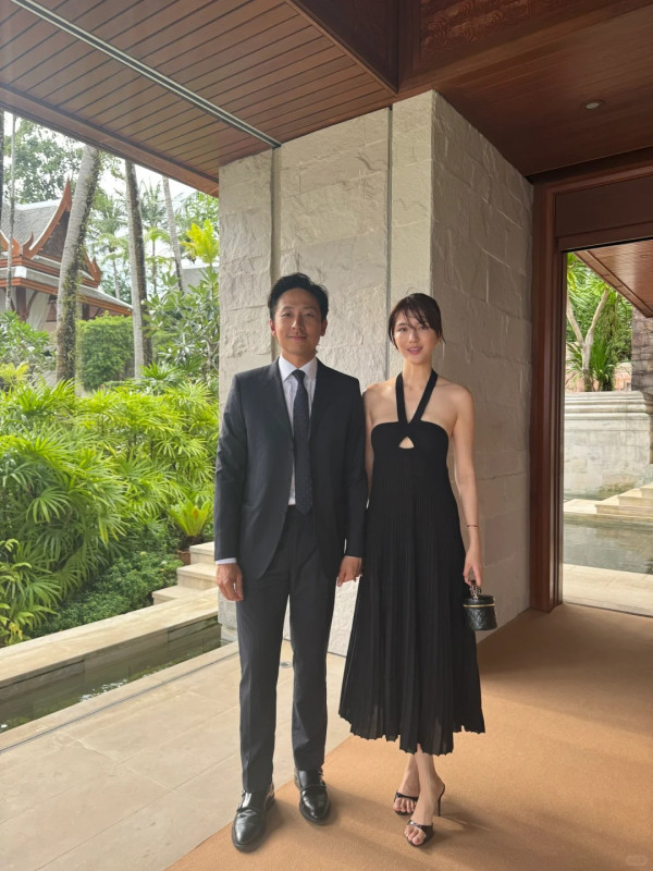 吳千語百億老公施伯雄坐經濟艙被嘲？親解慳錢真相「富豪級理財」反擊網民