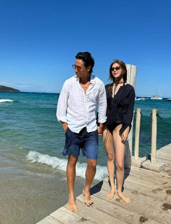 吳千語百億老公施伯雄坐經濟艙被嘲？親解慳錢真相「富豪級理財」反擊網民