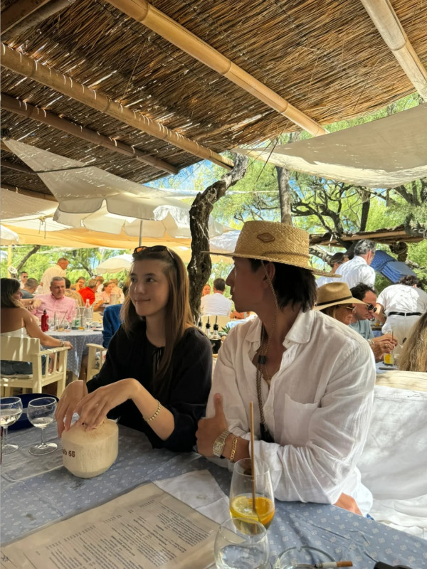 吳千語百億老公施伯雄坐經濟艙被嘲？親解慳錢真相「富豪級理財」反擊網民