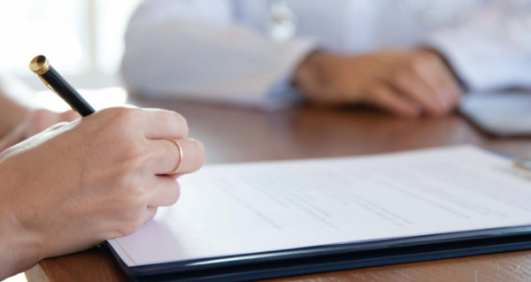 父母60歲買醫保＝倒錢落海？保費供到80歲貴幾倍 網民嘆：唔買排公立等到死